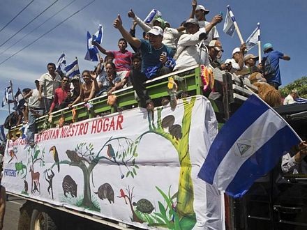 Nicaragua khởi công kênh đào 50 tỷ USD nối hai đại dương - 3 Các nông dân hô các khẩu hiệu phản đối kênh đào xuyên Nicaragua.
