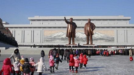 Triều Tiên dành 3 phút mặc niệm tưởng nhớ cố lãnh đạo Kim Jong-il - 2 Các hồi còi đã vang lên trên khắp Triều Tiên vào buổi trưa, khi xe cộ và tàu kéo còi cùng lúc.