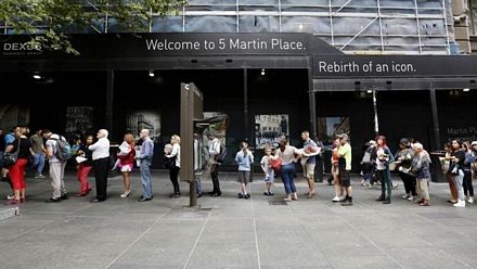 Dòng người xếp hàng dài trên khu phố Martin Place, thuộc quận kinh doanh trung tâm của Sydney.