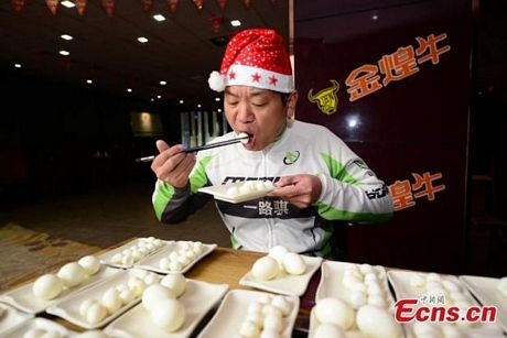 Ăn một lèo 160 quả trứng để đón giáng sinh - 4 Trứng cút có kích thước nhỏ hơn so với trứng gà, vì thế, Pan có thể ăn liền một lúc vài quả.