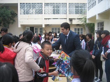 Các em nhỏ phấn khởi khi được nhận quà.