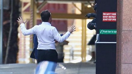 Một người đàn ông đeo tạp dề thoát ra ngoài an toàn.