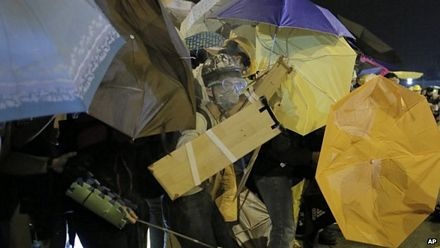 Hong Kong tiếp tục rung chuyển vì biểu tình, xung đột - 10 Vũ Anh