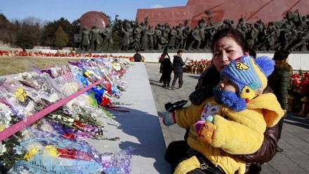 Triều Tiên dành 3 phút mặc niệm tưởng nhớ cố lãnh đạo Kim Jong-il - 5 Bài viết ca ngợi ông Kim Jong-il trên tờ