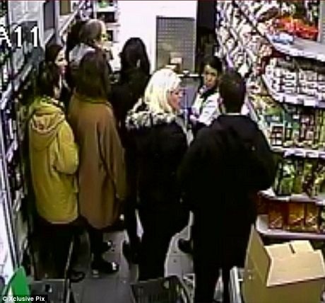 Tổng cộng 19 con tin đã bị khống chế bên trong siêu thị Hyper Cacher.