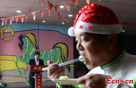 Ăn một lèo 160 quả trứng để đón giáng sinh - 3 Trứng cút có kích thước nhỏ hơn so với trứng gà, vì thế, Pan có thể ăn liền một lúc vài quả.