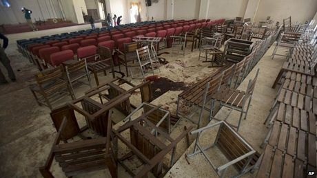 Những vệt máu được nhìn thấy ở nhiều nơi.