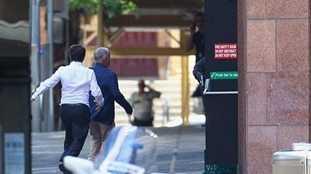 Con tin mặc áo trắng cũng may mắn thoát ra ngoài.