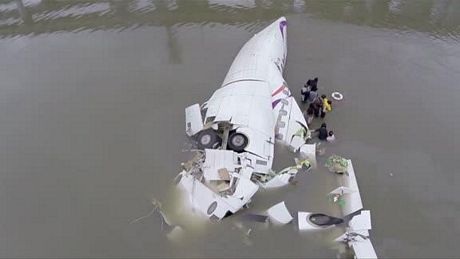 Xác chiếc máy bay lập lờ trên mặt sông.