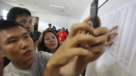 Bảng danh sách các hành khách được dán tại trung tâm khẩn cấp tại sân bay Juanda ở Surabaya.