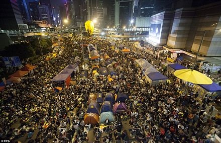 Hong Kong tiếp tục rung chuyển vì biểu tình, xung đột - 11 Vũ Anh