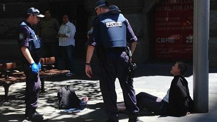 Các nguồn tin ban đầu cho biết hàng chục con tin đã bị khống chế bên trong quán.