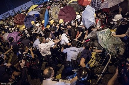 Hong Kong tiếp tục rung chuyển vì biểu tình, xung đột - 12 Vũ Anh