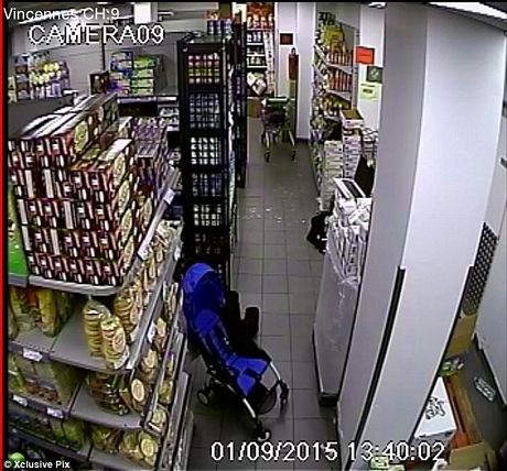 Một chiếc xe đẩy của trẻ em được nhìn thấy tại hiện trường.