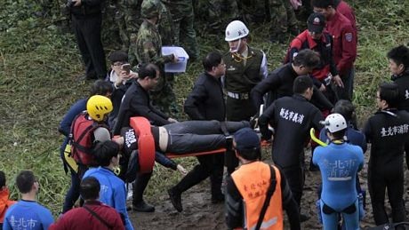 Một nạn nhân được khiêng lên từ dưới sông.