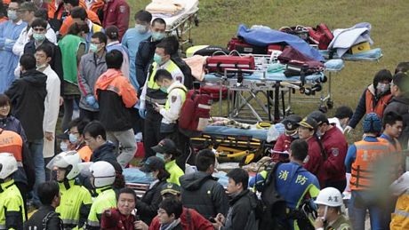 Lực lượng cứu hộ tại hiện trường vụ tai nạn.