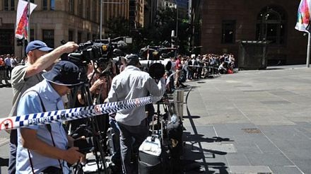 Rất đông cảnh sát và hàng loạt phương tiện cứu hỏa, cứu thương đã được điều động tới hiện trường.