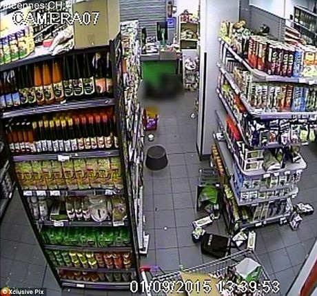 Hàng hóa rơi lộn xộn bên trong siêu thị.