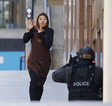 Một nữ nhân viên phục vụ khác của quán cũng thoát khỏi địa điểm bị giam giữ.