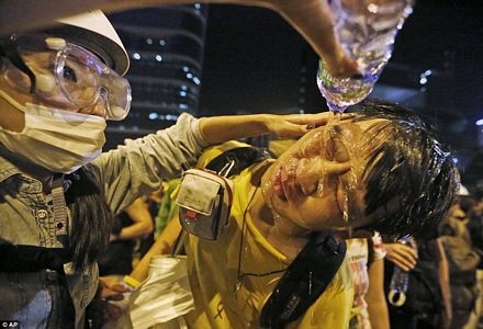 Hong Kong tiếp tục rung chuyển vì biểu tình, xung đột - 15 Vũ Anh