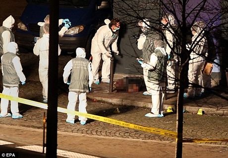 Thi thể của tay súng Coulibaly trên vỉa hè sau khi tên này bị cảnh sát tiêu diệt bằng 40 phát đạn.