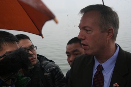 Đại sứ Ted Osius thả cá xuống Hồ Tây. (Ảnh: