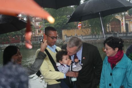 Đại sứ Ted Osius cưng nựng cậu con trai Tabo mới 1 tuổi. (Ảnh: