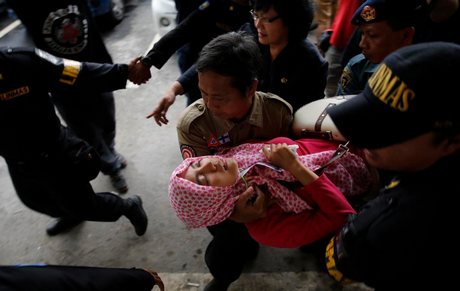 Một người thân bị ngất được đưa đi cấp cứu.