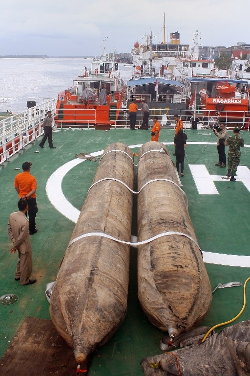 Các túi khí khổng lồ được sử dụng để nâng thân máy bay QZ8501. (Ảnh: