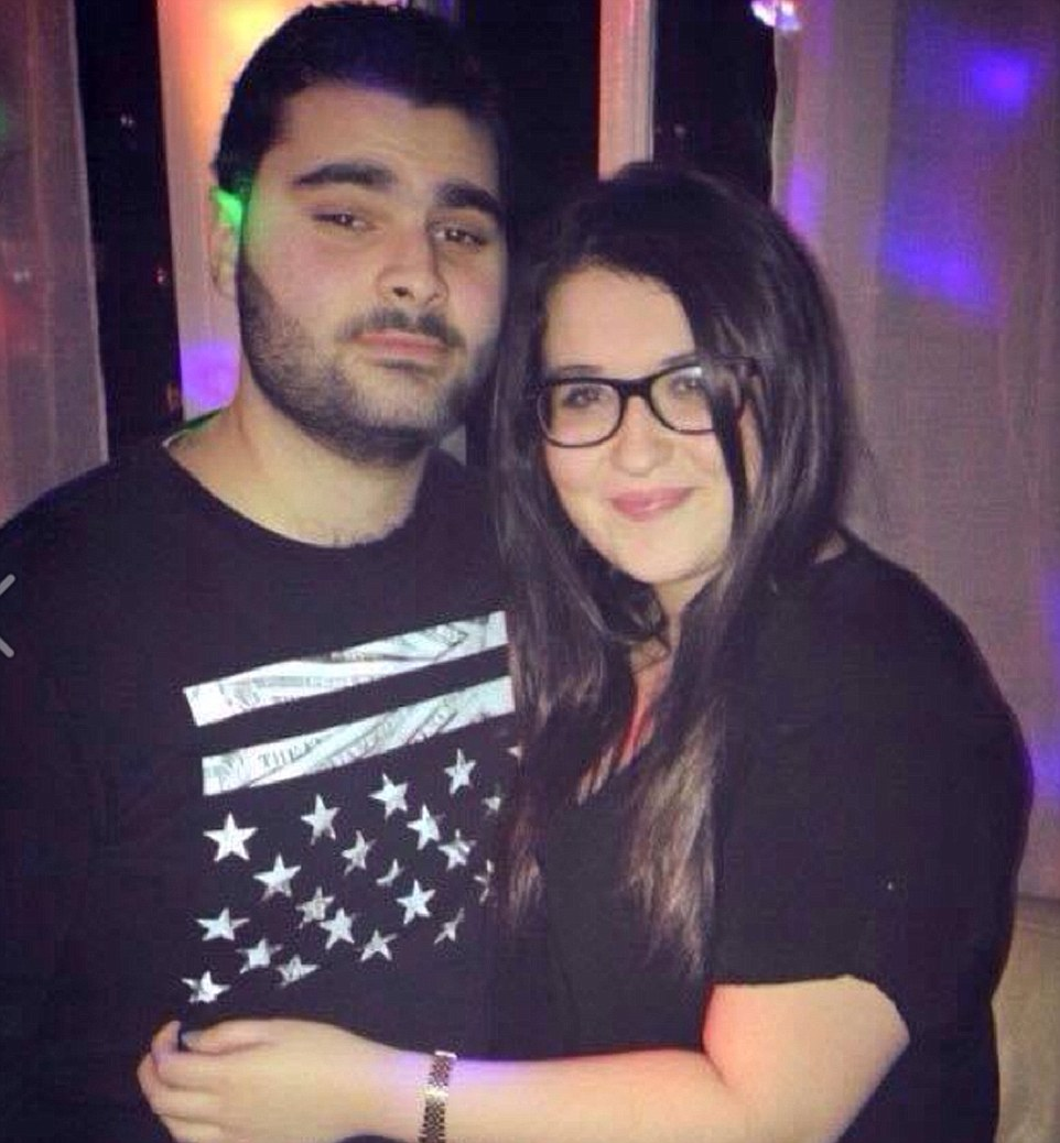 Yohan Cohen chụp cùng vị hôn thê Sharon Sheb. (Ảnh: Daily Mail)