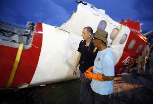 Hộp đen máy bay AirAsia QZ8501 mắc kẹt dưới thân máy bay - 1 Lực lượng chức năng tìm kiếm tại hiện trường (Ảnh Malaysian Insider)