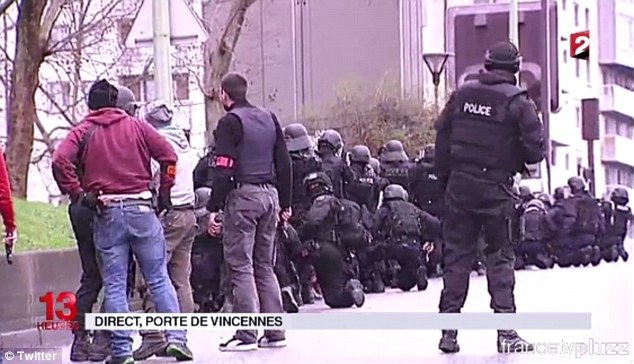 Rất đông cảnh sát đang phong tỏa khu vực.