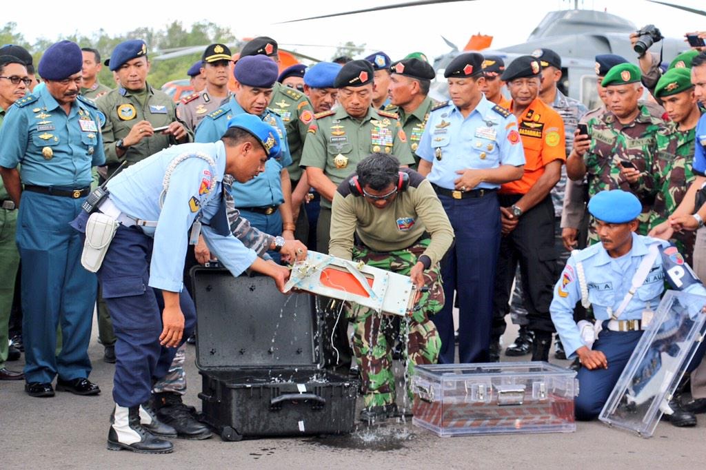 Quan chức Indonesia nghi ngờ máy bay AirAsia bị nổ trước khi rơi xuống biển - 1 Thiết bị ghi dữ liệu chuyến bay đã được trục vớt. (Ảnh: