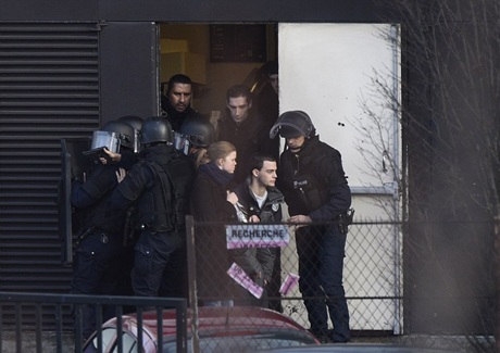 Một tòa nhà gần hiện trường vụ bắt cóc con tin đã được sơ tán. (Ảnh: