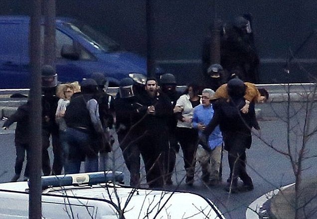 Các con tin trong tiệm tạp hóa đã được giải cứu an toàn. (Ảnh: Le Monde)