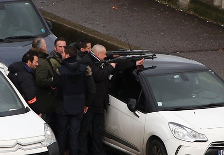 Cảnh sát Pháp được triển khai gần hiện trường vụ bắt cóc. (Ảnh: