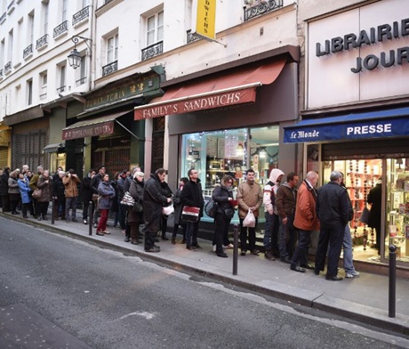 Số mới nhất của Charlie Hebdo "cháy" hàng chỉ sau ít phút - 1 Số mới nhất của Charlie Hebdo cháy hàng chỉ sau ít phút