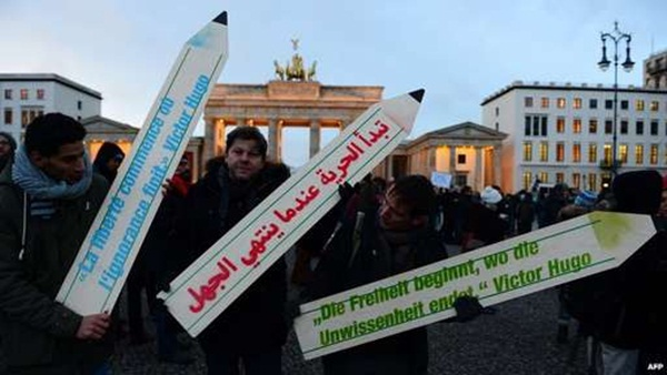 Dòng người di chuyển qua đại lộ Voltaire. (Ảnh: Getty)