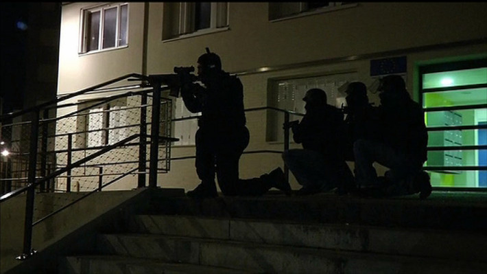 Các cảnh sát tham gia chiến dịch truy lùng nghi phạm.