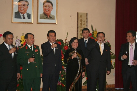 Kỷ niệm 65 năm thiết lập quan hệ ngoại giao Việt Nam - Triều Tiên - 2 Đại sứ Triều Tiên Đại sứ Kim Chang In cùng các vị khách mời nâng cốc chúc mừng quan hệ Việt-Triều.