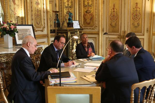 Cuộc họp nội các khẩn cấp Pháp do Tổng thống Francois Hollande chủ trì tại điện Elysee.