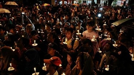 Indonesia chạy đua với thời gian tìm kiếm nạn nhân QZ8501, trục vớt 10 thi thể - 4 Các thi thể nạn nhân được đưa về Surabaya để nhận dạng.