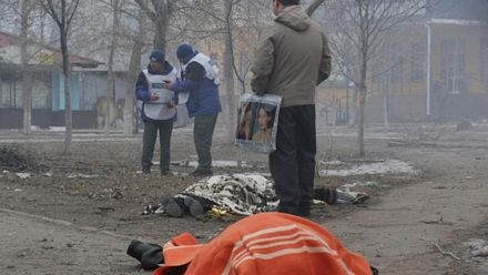 Miền đông Ukraine rung chuyển vì rocket, 30 người chết - 5 Thi thể 2 nạn nhân tại một khu vực dân cư ở Mariupol. (Ảnh: