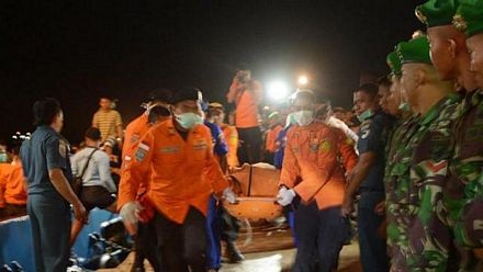 Indonesia chạy đua với thời gian tìm kiếm nạn nhân QZ8501, trục vớt 10 thi thể - 1 Lực lượng cứu nạn khiêng một thi thể nạn nhân được trục vớt vào tối ngày 31/12.