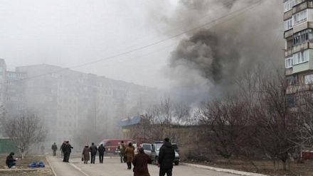 Miền đông Ukraine rung chuyển vì rocket, 30 người chết - 3 Khói bốc lên ngùn ngụt sau khi một khu vực dân cư ở Mariupol. (Ảnh: