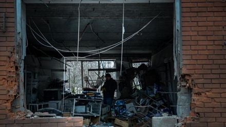 Miền đông Ukraine rung chuyển vì rocket, 30 người chết - 4 Khói bốc lên ngùn ngụt sau khi một khu vực dân cư ở Mariupol. (Ảnh: