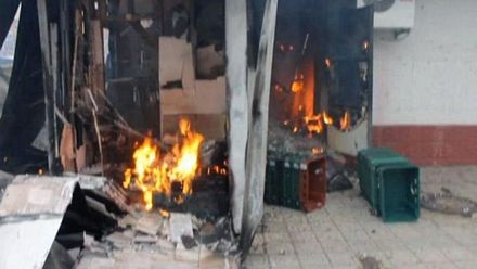 Miền đông Ukraine rung chuyển vì rocket, 30 người chết - 2 Một nhà dân bị trúng rocket. (Ảnh: