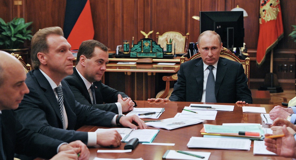 Tiết lộ thu nhập "khiêm tốn" của Tổng thống Nga Putin - 1 Tổng thống Putin trong một cuộc họp với nội các (Ảnh: