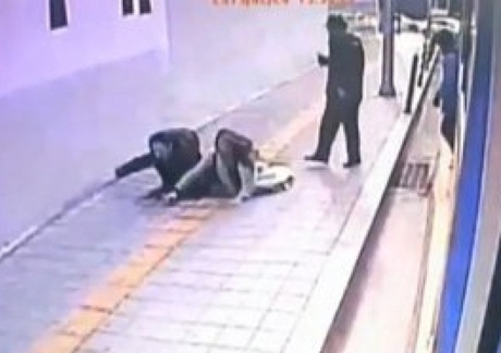 Hình ảnh cặp đôi bị hố sụt nuốt chửng (Ảnh: