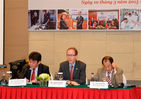 Mỹ-Việt đẩy mạnh phòng chống nguy cơ bệnh truyền nhiễm mới nổi - 1 Giám đốc USAID Việt Nam Joakim Parker (giữa) phát biểu tại lễ khởi động dự án EPT giai đoạn 2.